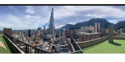 ¡Descubre tu nuevo hogar en el corazón de Bogotá! Este moderno apartaestudio para estrenar, ubicado en el vibrante sector de Veracruz en Santa Fe, ofrece todo lo que necesitas para vivir cómodamente. Con un área total de 22.07 metros cuadrados, este espacio eficiente aprovecha cada rincón para proporcionar un ambiente acogedor y funcional.

Con un elegante diseño contemporáneo, esta propiedad cuenta con una habitación y un baño, ideal para aquellos que buscan un espacio íntimo y moderno. Ubicado en un nuevo edificio con accesibilidad al transporte público y cercanía a diversas avenidas principales, disfrutarás de una conectividad inigualable, ideal para la vida urbana.

Entre las características destacadas del edificio se incluyen un ascensor, seguridad las 24 horas, portero, y acceso a un gimnasio cercano. Además, podrás disfrutar de vistas espectaculares a la ciudad y las montañas, especialmente desde la impresionante terraza en la azotea, perfecta para relajarte después de un largo día.

Este apartaestudio se encuentra cerca de hospitales, colegios, comercios, parques con juegos infantiles y lugares de esparcimiento, lo que lo hace perfecto para cualquier estilo de vida. La seguridad no está comprometida con una puerta de seguridad y sistema de alarma.

¡No pierdas esta oportunidad de ser el primer propietario de esta joya urbana en un entorno residencial muy solicitado! Contáctanos para más información y programa tu visita hoy mismo.
