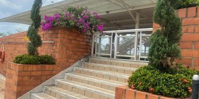 Descubra este excepcional apartamento interior en un segundo piso, una joya que combina comodidad y estilo. Con acceso directo por ascensor y un parqueadero propio, este hogar ofrece una sala comedor espaciosa, una cocina integral moderna y una práctica zona de lavandería, todo ello realzado por elegantes pisos cerámicos que unifican cada espacio. El conjunto residencial es moderno, con zonas comunes impecables, seguridad 24/7 y una presentación que inspira confianza. Disfrute de la tranquilidad de su ubicación privilegiada, a pocos minutos de centros comerciales de primer nivel, prestigiosas universidades y atractivos turísticos. Además, refrésquese en la piscina y viva en un ambiente agradable que invita al bienestar. Este apartamento no es solo una propiedad, es el inicio de un estilo de vida sofisticado y conveniente a un precio muy favorable.