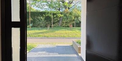 Preciosa Casa campestre de amplios espacios ! 3 habitaciones, mas cuarto de servicio, espacios generosos que brindan amplitud y confort. Sala comedor, cocina integral, zona de lavandería, corredor multiusos, patio con muro llorón y zona verde, parqueadero para 4 vehículos, condominio tranquilo, con multiples amenidades como piscina, canchas deportivas, gimnasio, salón social, sauna, jacuzzi, zona infantil y senderos hermosos con vista a las montañas, garantizándote, un estilo de vida saludable y tranquilo.