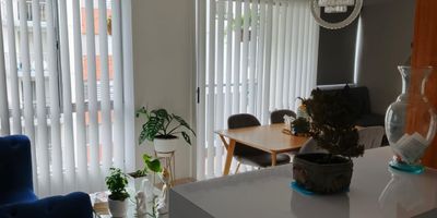 Apartamento de 60 m² ubicado en quinto piso con acceso por las escaleras. 

Distribución y características:
Sala-comedor.
Cocina semi-integral.
Zona de lavado.
Dos habitaciones con closet
Dos baños
Estudio o sala de tv 
Opción de tercera habitación
Balcón

Zonas comunes y comodidades:
Parqueadero en plataforma
Piscina.
Salón social.
Jurgos infantiles

Ubicación y acceso:
Cercano a la Avenida Simón Bolívar, supermercados, Makro, Jardín Plaza y Fundación Valle del Lili. Fácil acceso a rutas del MIO.