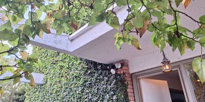 CASA EN VENTA ESPECTACULAR. Completamente remodelada, donde cada espacio ha sido optimizado con impecable funcionalidad y una estética sobria y de buen gusto. En dos niveles: amplia zona social, baño, comedor, cocina con comedor auxiliar, dos estudios y terraza con jardín exuberante; segundo nivel con dos habitaciones (posibilidad de cuatro) y baños con ventilación e iluminación natural. Luminosa, con vistas verdes y parqueadero para dos vehículos. ¡Agenda, Conócela y enamórate!