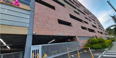 TIENE PARQUEADERO CUBIERTO Y PRIVADO, TRES ASENSORES, BALCÓN Mirando a Norteamérica, CALENTADOR, Excelente apto para la venta, en unidad residencial Poblado Niquia, cerca a batallón Pedro nel Ospina, cerca a Copacabana y cerca a centro comercial Puerta del Norte, en bicicleta 5 minutos, sector Niquía Bello, con un área total de 60 m2, cuenta con: Sala - comedor, 2 habitaciones, 2 baños, cocina integral, piso cerámica, balcón con muy buena vista, , calentador, parqueadero privado y visitante, con excelente zonas sociales, TRES ASENSORES,  Internet fibra óptica, agua de nacimiento, parque infantil, piscina, bosque nativo y árboles frutales, con kioscos. Además tiene seguridad privada las 24 horas del día, circuito de tv, con transporte público. 
