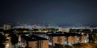 Descubre este hermoso Apartamento en el Sector del Limonar, el cual consta de 3 habitaciones y 2 baños en una ubicación privilegiada. Con 68 metros cuadrados de espacio bien distribuido, este inmueble cuenta con Sala Comedor con Balcon el cual ofrece comodidad y funcionalidad, cocina integral y zona de oficios, con Parqueadero propio. Disfruta de una vida tranquila y cómoda en este lugar donde puedes encontrar Piscina para Niños y adultos, Zona de terraza bioclimatica,  . ¡No pierdas la oportunidad de vivir en este hermoso apartamento! Contáctanos para más información. 3205791334