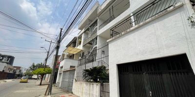 Gespron alquila Casa de tres niveles en barrio San Fernando,   Con parqueadero cubierto para un carro, en el primer nivel cuenta con sala comedor, a terminada, sala de estudio, sala de comedor, auxiliar, baño social, cocina con muebles en madera, parte superior e inferior, amplia, iluminada con patio, el segundo nivel cuenta con tres habitaciones, amplias, ideadas con procede de madera y balcón con vista exterior, en el tercer nivel cuenta con tres habitaciones, amplias iluminadas con patios de oficio. Para lavadora, cerca de centros comerciales, paradas de autobuses, universidades y colegios.