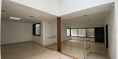Casa para oficinas comercial, primer piso 2 baños, dos espacios que pueden ser garaje, laboratorio, cuarto de sistemas o salón de recepción, tres consultorios, dos espacios de oficina adicionales con deposito y cocineta. Segundo piso tiene dos baños, tres espacios para oficina con archivo y hall de consultorios.