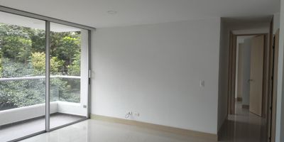 Apartamento en arriendo en unidad cerrada fácil con acceso desde la vía principal, cercano a rutas de transporte, supermercados, restaurantes, estaciones del metro y servicios complementarios. Piso en porcelanato, sala,comedor, 2 alcobas con closet y baño en la principal, baño social, cocina integral abierta tipo americano, zona de ropas, balcón, útil y parqueadero paralelo cubierto . Conjunto cerrado con ascensores, piscina, gimnasio, salón social, parques infantiles, placa polideportiva, cancha de squash, zonas verdes, vigilancia y portería 24 horas y circuito cerrado de TV.inmuebles sujetos a verificacion de disponibilidad
