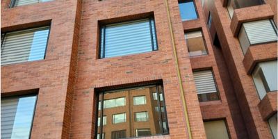 Excelente apartamento amoblado, en Santa Paula de dos habitaciones, en condominio con parque interior, zona tranquila y fácil acceso. Ideal para expats. Cerca a la calle 106, zona comercial de la calle 109, a la carrera 15 y la 9. Al lado de un parque y un vecindario lleno de verde. A pocas cuadras de Unicentro.
