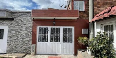 Amplia casa de dos plantas cuenta con 137 metros con amplios espacios, ubicada a 1 cuadra de la Avda. Suba y a 2 cuadras del C.C. Bulevar Niza. En el Primer Nivel encontraras un amplio garaje con espacio 2 vehículos pequeños o 1 Grande, habitación del servicio doméstico con 1 baño o espacio para deposito. Segundo Nivel Hall amplio, Sala comedor amplia, Cocina integral amplia, zona de ropas, 3 habitaciones principal con vestier y baño, baño social. La casa se encuentra remodelada. El sector cuenta con buenas vías de acceso y transporte público a pocas cuadras de la estación Humedal Córdoba de Transmilenio, excelente iluminación y ventilación natural, zona residencial rodeada de zonas verdes y alta valorización. Para mayor info comunicarse con Andrea Vanegas al 320 395 1393 o al correo jeimy.vanegasinmobiliariabogota.com.El equipo de inmobiliaria Bogotá está comprometido a brindar una experiencia de vida excepcional para nuestros clientes desde el momento en que se unen a nuestra co