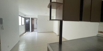 Se arrienda apartamento ubicado en el barrio Caldas, en un tercer piso. El inmueble cuenta con sala comedor amplia, cocina semi integral, una habitacione cómodas y un baño funcional. Su distribución es práctica y acogedora, ideal para solteros o parejas. El canon de arrendamiento es de $700.000.