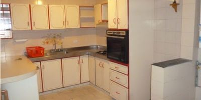 CASA AMPLIA DE 4 ALCOBAS, 2 CLOSET, VESTIER, SALA COMEDOR, COCINA INTEGRAL, 2 BAÑOS, ZONA DE ROPAS, PATIO Y TERRAZA CUBIERTOS, GARAJE, PARQUEADERO CUBIERTO, GAS NATURAL, CALENTADOR A GAS, PISOS EN CERÁMICA.
