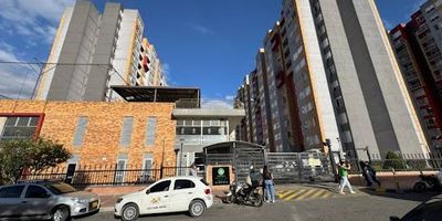 Se arrienda hermoso apartamento ubicado en el décimo piso del conjunto Arboleda del Pinar. El inmueble cuenta con tres habitaciones con clóset, un baño, cocina integral amplia y calentador a gas, cortinas y balcón con agradable vista. Se destaca por su excelente iluminación natural y sus acabados modernos que brindan comodidad y estilo, el conjunto se encuentra a tan solo 15 minutos del Centro Comercial Plaza Imperial, Portal de Suba y estación Campiña, con cercanía a supermercados D1, ARA y Carulla. Para más información comuníquese al número 3162919883 o al correo electrónico wilmer.alarconinmobiliariabogota.com, el equipo de Inmobiliaria Bogotá está comprometido en brindarle una experiencia de vida excepcional desde el primer momento en que se une a nuestra comunidad.
