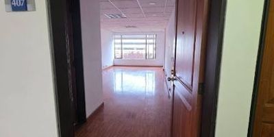 Oficina exterior 34 m, parqueadero, pisos laminados, cableado,  ubicada en exclusivo sector de la ciudad,  cuarto piso, circuito cerrado de televisión, ascensor,  vigilancia 24 horas.Vías de acceso como la Cra 7  calle 72,  cerca de restaurantes, bancos, notarías, Centro Comercial avenida Chile entre otros