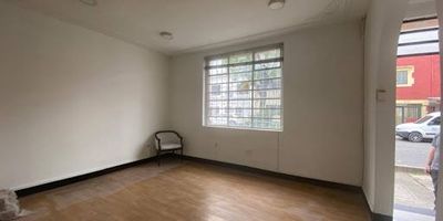 Casa adaptada para oficinas ubicada en sector comercial de la ciudad, queda ubicada cerca transporte publico y vías de acceso.