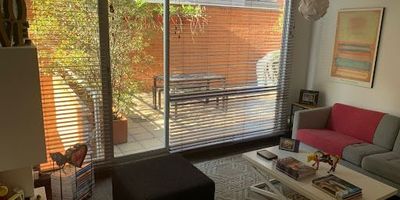 Acogedor apartamento moderno  en venta en el barrio Barrio Santa Barbara, tiene dos habitaciones, dos baños, un parqueadero independiente cubierto y una linda terraza de treinta y tres metros adicionales con entrada por la sala, un lugar que te hará sentir como si vivieras en una casa. Sector residencial que cuenta con parques cerca.