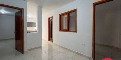 Apartamento interno segundo piso en arriendo ubicado en San Jose Envigado, cuenta con buenos espacios, consta de 2 habitaciones con closet, baño Cabinado, salacomedor, cocina integral, zona de ropas, se encuentra en zona residencial tranquila, está cerca a iglesia San José, tiendas, supermercados, universidad de Envigado, droguería, además cuenta con buena ruta de transporte público. 