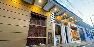 Se renta local comercial en San Antonio de 18m², ideal para negocios  de comidas, almacén restaurante, ubicado en el interior de una plazoleta de comidas dentro de un hospedaje (Our Home San Antonio) . Este local se encuentra ubicado en una de las calles mas transitadas por todos los visitantes a San Antonio ya que esta en una de las entradas hacia la colina. Para hacer uso del mobiliario de la plazoleta deben aportar mesas a la plazoleta, servicios son cobrados por medidor testigo, cuenta con el servicio de gas y la plazoleta se maneja producto pincipal unico por local. Agenda tu cita ya.