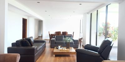 Apartamento en venta en unidad cerrada ubicada en sector residencial, entorno campestre, muy tranquilo, de poco flujo vehicular, con fácil acceso a vía principal, rutas de transporte público, cerca a centros comerciales, parques, supermercados, restaurantes y conexión a gran variedad de servicios complementarios de la zona. Cuenta con piso en madera, puerta de seguridad, sala y comedor independiente, estar de TV, 4 alcobas con vestier y baño en la principal, baño en cada alcoba, cocina integral semi abierta tipo americano, alcoba y baño de servicio, zona de ropas, terraza, útil y parqueaderos lineales e independientes cubiertos Conjunto cerrado con ascensor, salón social, parques infantiles, zonas verdes, vigilancia y portería 24 horas, citófono y circuito cerrado de TV. inmuebles sujetos a verificacion de disponibilidad
