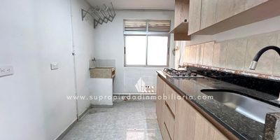 Apartamento en venta en San Antonio de Prado.
Descubre este acogedor apartamento en un segundo piso, cuenta  con 2 habitaciones y 2 baños, pisos en cerámica, cocina integral, red de gas, calentador de agua. Con 50 metros cuadrados, es el espacio perfecto para ti.  El apartamento esta en unidad abierta con parqueaderos comunes y citofonia. ¡No dejes pasar esta oportunidad! Contáctame para más información y agenda una visita. ¡Tu nuevo hogar te espera! 2