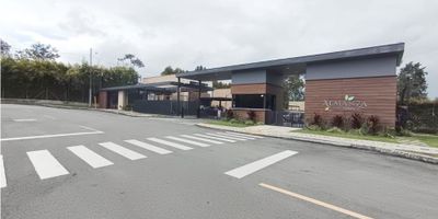 Lote en Venta – Exclusivo Sector entre Barro Blanco y La Amalita, Cerca a Llanogrande 

Descripción:
Este lote está ubicado en una unidad cerrada exclusiva, ideal para construir la casa de tus sueños en un entorno tranquilo y de alta valorización, cerca a Llanogrande y sus múltiples atractivos.

Características del Lote:


 Área total: 225
 Posibilidad de construir una casa unifamiliar 
 Todas las viviendas deben mantener una fachada uniforme, garantizando la estética del conjunto


Ventajas de la Ubicación:


 Ubicado entre Barro Blanco y el sector La Amalita
 Cerca al tunel de oriente, medellin, el retiro, el hospital san vicente fundación, aeropuerto
 A pocos minutos de Llanogrande, con acceso a servicios, comercios y restaurantes exclusivos
 Entorno tranquilo, ideal para vivienda familiar o de descanso


Oportunidad Única:
Con un precio competitivo y por debajo del ofrecido en la sala de ventas, este lote es perfecto tanto para construir tu hogar como para inversión.

Contáctanos para más información o para agendar una visita al lugar. ¡No dejes pasar esta oportunidad!

 
