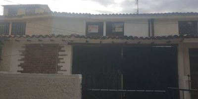 Espectacular casa de 2 pisos en arriendo ubicada en el norte de Bogotá, a tan solo una cuadra de la carrera 7 y  a dos cuadras del centro comercial santa Ana y muy cerca a la estación férrea y Unicentro. esta propiedad cuenta con cuatro habitaciones, las cuatro  con closet,  2 estudios, cuatro baños, sala y comedor independientes, cocina integral, cuarto de ropas, patio independiente y parqueadero. Esta ubicada en un sector muy tranquilo, lo que garantiza seguridad y tranquilidad para toda la familia. Para mas información, contáctenos al numero 3184143634 o al correo electrónico patricia.tovarinmobiliariabogota.com. El equipo de Inmobiliaria Bogotá esta comprometido en brindar una experiencia de vida excepcional desde el primer momento en que usted se une a nuestra comunidad