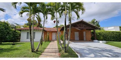 Disfruta del encanto de una casa campestre, ubicada en unidad cerrada en Cerritos.

 

La propiedad está diseñada y construida en un solo nivel. Cuenta con 3 alcobas,la principal.con baño y vestier. Además, alcoba de servicio completa.

 

Tiene también, family room o estudio, baño social, sala comedor, terraza cubierta, cocina integral, zona de ropas, depósito y parqueadero cubierto para dos vehículos, con techo a dos aguas, de acuerdo con el diseño del conjunto.

 

La casa, cuenta con antejardín y zona verde privada plana y con árboles frutales, la cual puedes aprovechar como más lo desees. Tiene posibilidad de construir piscina.

 

Esta propiedad se encuentra en muy buen estado; no obstante, es una buena opción para remodelar y modernizar. Aprovechando la ubicación, los espacios y el lote, es una opción ideal.

 

Contáctanos.

 
