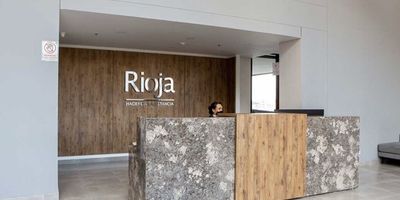 Vendo o arriendo; apartamento en conjunto residencial Rioja, con club house
Apartamento de 102 metros, 3 habitaciones; estudio, 2 baños; sala comedor  , cocina y zona ropas; esquinero con excelente iluminación y ventilación , vista inigualable al occidente de la ciudad. 