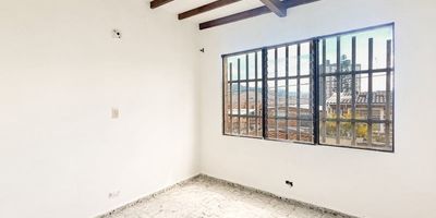 Este amplio inmueble, ubicado en el sector de Villa Hermosa, es el espacio que buscas para tu familia. Con un área aproximada de 90 mts², te ofrece una distribución ideal con sala, comedor y una biblioteca perfecta para tus momentos de estudio o trabajo. Cuenta con 4 cómodas alcobas, 1 closet, cocina semi integral, 2 baños cabinados, 1 lavamanos adicional, patio, balcón y piso en baldosa.