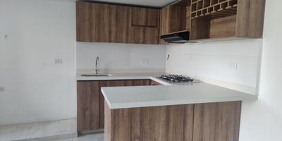 Se vende Apartmaneto sector Amazonia, Bello, cuenta con 3 Alcobas la principal con baño y closet, 2 Alcobas auxiliares con closet, sala comedor, balcón con vista a una reserva, piso Alto, cocina integral, barra americana, zona de ropas, red de gas, calentador, pisos cerámica, garaje cubierto, unidad cerrada portería 24 horas 2 ascensores, parqueaderos visitantes, amplias zonas verdes, gimnasio dotado, salón social, cancha polideportiva, juegos infantiles, gimnasio al aire libre