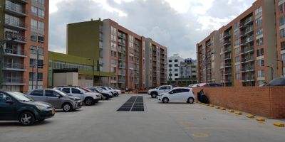Venta de apartamento en Zipaquirá 58 metros, de 2 alcobas, último piso. con excelente impermeabilización, moderno distribuido en sala comedor con cocina integrada, zona de lavandería, dos alcobas, dos baños y garaje privado. Cuenta con cocina equipada con encimeras en granito, baños con división en vidrio y ventilación natural, pisos en alfombra . Con una antigüedad de 1 a 8 años, ofrece espacios luminosos Estrato 4