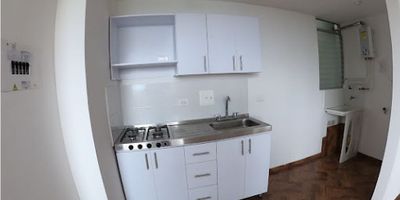 APARTAMENTO DE 2 HABITACIONES CON CLOSET, UN BAÑO, SALA Y COMEDOR, COCINA SENCILLA CON ESTUFA, PISOS EN CERÁMICA, GAS NATURAL, CALENTADOR A GAS, ZONA DE ROPAS CON LAVADERO..
