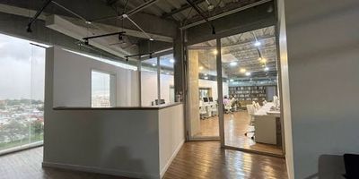 Oficina exterior ubicada en el exclusiva zona de la ciudad, barrio Antiguo Country , con un área de 293 metros cuadrados. Con un diseño moderno y elegante, dos parqueaderos, terraza, zona de reuniones, cableado, circuito cerrado de televisión, vigilancia 24 horas, ascensor, La Carrera 19 a la altura de la Calle 83 en una de las zonas empresariales más importantes de la ciudad. En sus alrededores se encuentran  hoteles, restaurantes y entidades bancarias, clínicas, centros comerciales, cercano al  Polo Club, Clínica Del Country Fincomercio Centro Comercial Artelana. Adicionalmente cuenta con múltiples vías de acceso como la Av. Carrera 19, Carrera 9,  por las cuales circulan gran cantidad rutas tanto del SITP, Transmilenio y buses tradicionales.