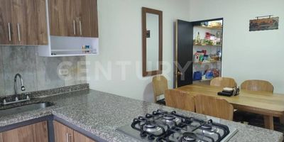 La casa de tus sueños te está esperando, Buscas un lugar donde la comodidad, el estilo y la tranquilidad se encuentren. Esta hermosa casa ubicada en el mejor sector de Fontibón, está lista para convertirse en tu nuevo hogar, con amplios y luminosos espacios para disfrutar en familia. con una hermosa cocina moderna y funcional tipo americano abierta, para los amantes de la buena comida, 3 Habitaciones acogedoras con todo lo que necesitas para descansar, patio cubierto con jardín privado ideal para reuniones o relajarte al aire libre, excelente ubicación muy cerca a colegios supermercados y transporte, precio especial por tiempo limitado con parqueadero cubierto.