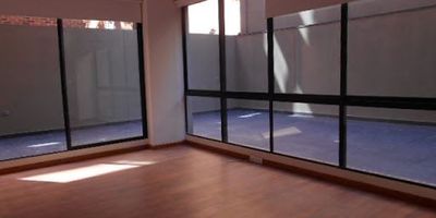 Apartamento ubicado en Rosales, moderno, económico, tres alcobas con baño, balcón, dos garajes. Cómodas vías de acceso