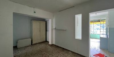 Apartaestudio de un solo ambiente en arriendo  ubicado en Rosellon Envigado, cuenta con buenos espacios, consta de un espacio abierto con closet, cocineta, zona de ropas y baño, se encuentra en zona residencial, sobre vía principal, a tan solo una cuadra de la universidad de Envigado, taller de motos, supermercado D1, tiendas, panadería, ademas cuenta con buena ruta de transporte público. 