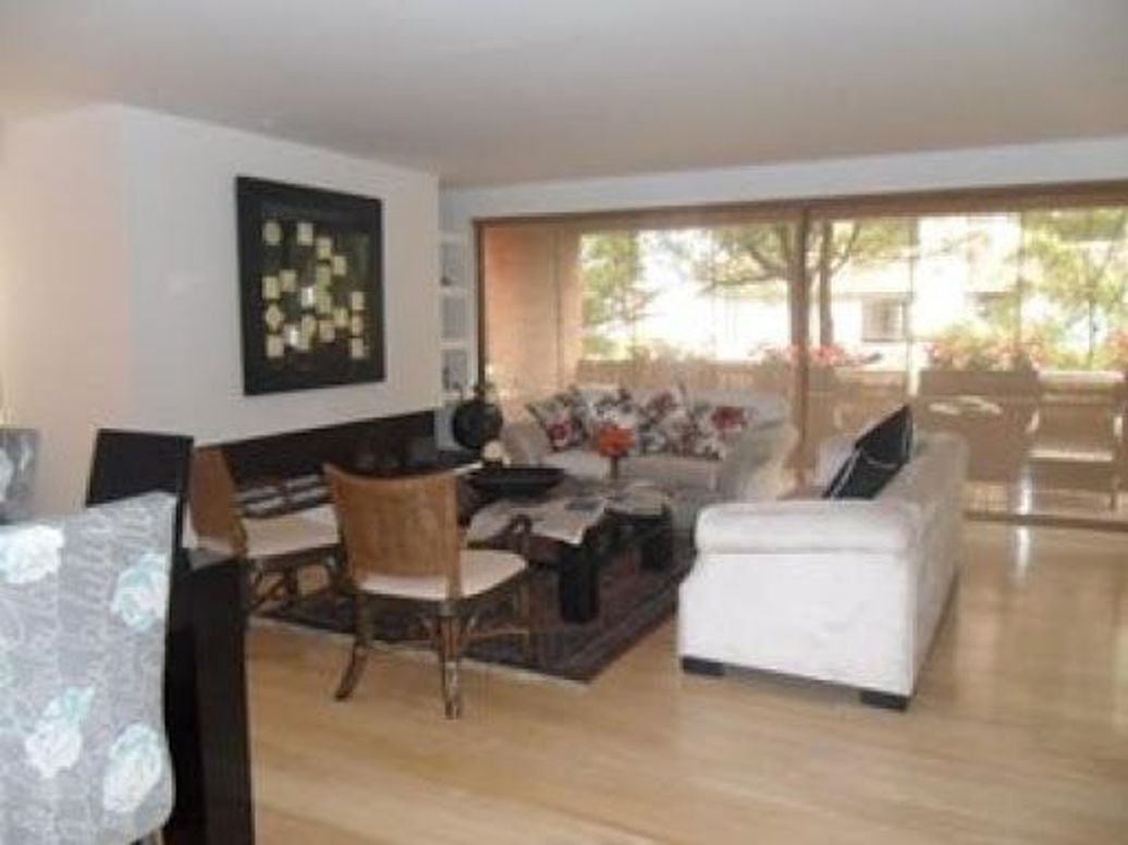 Apartamento de 2 alcobas en venta en Los Rosales, Bogotá, 300 m² · foto 2 de 20