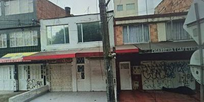 Disfruta de este espectacular apartamento ubicado en el primer piso de una casa sobre la carrera 77, la vía principal del barrio Villa Luz, a solo minutos de la Avenida Mutis, frente a una estación del SITP y muy cerca del CAI de Villa Luz, en una zona 100 residencial, tranquila y con excelentes opciones de transporte. Este acogedor espacio ofrece una amplia sala-comedor con iluminación natural, cocina cerrada sencilla, dos habitaciones cómodas, un baño completo en perfecto estado, instalación para lavadora y pisos en concreto, ideal para quienes buscan comodidad, tranquilidad y fácil movilidad en Bogotá. Para más información o para agendar tu visita, contáctanos al 317 638 9517 o al correo viviana.moyaarrobainmobiliariabogota.com. ¡No dejes pasar esta oportunidad!