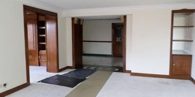 Edificio de diecinueve pisos, treinta y cinco apartamentos, ubicado en un piso alto con excelente vista, alcoba principal con baño, vestier y un estudio-estar, las otras dos alcobas con baño privado. Apartamento para remodelar.