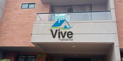 Casa de dos niveles para arriendo, ubicada en un excelente sector residencial, tranquilo y seguro. Hace parte de una unidad cerrada con vigilancia , ideal para quienes buscan comodidad, privacidad y buena ubicación. Cuenta con espacios amplios y funcionales, perfectos para el día a día. Además, está cerca de todo lo que necesitas supermercados, colegios, transporte y zonas comerciales. Una excelente opción para vivir con tranquilidad y seguridad.