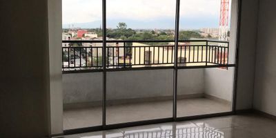 Vive con comodidad y excelente ubicación en Prados del Norte!
Se vende hermoso apartamento de 74 m², ideal para familias o personas que buscan calidad de vida, buena ubicación y excelentes zonas comunes.
Características del apartamento:
Área: 74 m²
 3 habitaciones amplias
 2 baños completos
 Sala comedor con excelente iluminación
 Estudio ideal para teletrabajo o zona de lectura
 Balcón con vista despejada
 Cocina abierta moderna con barra tipo americana
 1 parqueadero privado. 
APROVECHA