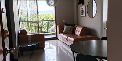 Apartamento en arriend, El Poblado, sector Las Vegas
Canon 4.500.000
Área 85 m2
Distribución y detalles
Alcoba principal con baño privado
1 baño social con ducha
Sala comedor amplia
Balcón
Cocina integral
Zona de ropas
Pisos en porcelanato
Ascensor
Parqueadero de visitantes
Unidad cerrada con portería 24 horas
Ubicación estratégica, cerca a la Avenida El Poblado y Avenida Las Vegas, Clínica Las Vegas, Estación Metro Aguacatala, Universidad EAFIT y excelentes rutas de transporte.