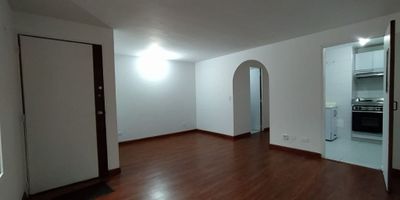 Apartamento en arriendo ubicado en la Victoria Norte - Suba  54 m² Descubre este apartamento ubicado en una zona privilegiada vista interior cuenta con 2 alcobas con closet, baño principal con ducha eléctrica, sala comedor cocina integral eléctrica zona de lavado, este acogedor espacio ofrece comodidad y funcionalidad.  Disfruta de la tranquilidad y seguridad que este hogar brinda, ideal para quienes buscan un lugar para descansar y relajarse. ¡No pierdas la oportunidad de hacer de este apartamento tu nuevo hogar!