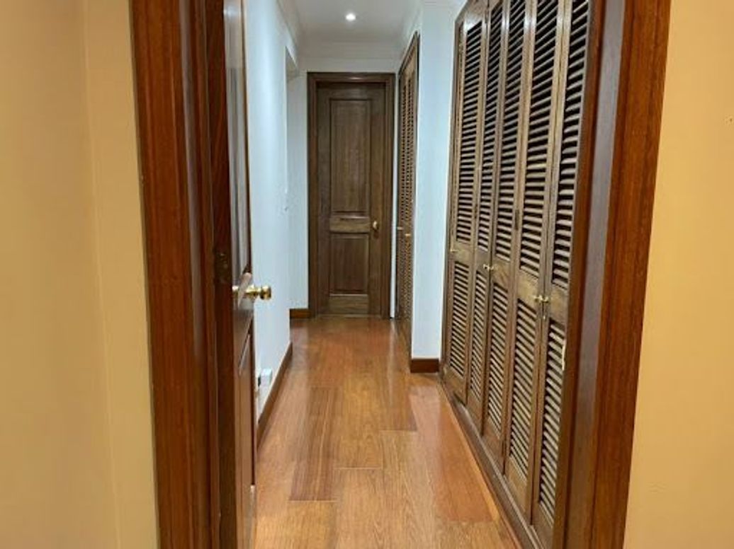 Apartamento de 4 alcobas en venta en Los Rosales, Bogotá, 300 m² · foto 3 de 20