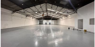 Bodega ubicada en la zona de Puente Aranda, con especificaciones técnicas ideales para empresas de alimentos, farmacéuticas o industria. Su diseño funcional garantiza operatividad, seguridad y fácil acceso vehicular.

Características principales
Área construida: 1.000 m² (terreno 20 m x 45 m = 900 m²) // Área libre: 800 m² (20 m x 40 m) // Altura: 4,5 m a cerchas y 7,40 m a cumbrera // Área de oficinas y servicios: 175 m² distribuidos en dos pisos // Área de acceso vehicular: 25 m² con portón de 4,17 m de alto x 4,15 m de ancho // Piso: alta resistencia con capacidad de carga de 4 ton/m², pintura epóxica y media caña en toda el área de almacenamiento // Energía: capacidad instalada de 400 KVA // Gas natural disponible.
