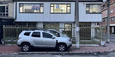 Casa esquinera estrato 3 con pisos en marmol ubicada en Bonanza, tiene 8.5m de frente y 18m de fondo, para un total de 153 m2 de área privada y 300 m2 de área construida. El primer nivel se puede adaptar para uso comercial. El segundo nivel cuenta con 4 habitaciones, 2 baños y terraza con zona de lavandería independiente. Los dos garajes son cubiertos e independientes. Llámanos y agenda una visita para que la conozcas.