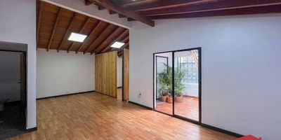 Local primer de dos niveles en arriendo ubicada en el barrio San Marcos, cuenta con buenos acabados, amplios espacios, El precio del canon es mas Iva. Dispone de 2 habitaciones para oficinas, baños, sala y comedor amplio, patio, cocina integral con barra americana, patios, es ideal para oficinas, se encuentra en zona residencial cerca a vías principales Avenida Poblado y Avenida las Vegas, colegios, iglesia, supermercados, panadería, restaurantes, además cuenta con muy buena ruta de transporte público. 
