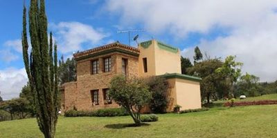 Casa en ladrillo totalmente rodeada de jardines y arboles. Dos plantas tres alcobas con closet,  tres baños, estar de alcobas, estudio, dos chimeneas, pozo séptico, casa de cuidanderos con dos alcobas cocina, baño, patio. Ubicada del pueblo Cota a cinco minutos, carretera pavimentada hasta dos minutos antes de llegar a la casa.