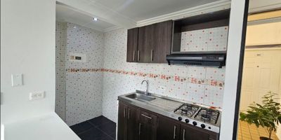 Apartamento en Nardo 1 venta de 50M², con vista interior, ubicado en un 6to piso (Torre 1 Apto 604), acceso por escaleras, parqueadero comunal. Consta de 3 habitaciones, 2 baños, sala comedor, cocina integral y zona de lavandería. Tiene piso cerámico en todas sus zonas. El conjunto cuenta con salón comunal, zonas verdes, parque infantil y vigilancia privada las 24 horas. Cerca a centro comercial MiraFlores; cerca a tiendas y supermercados de barrio; cerca a colegio Minuto de Dios Ciudad Verde; cerca a universidad UNAD - Ciudad Verde; cerca a paraderos de transporte público e intermunicipal; Vías de acceso por la Calle 17 y Avenida Tierra Negra. NID 37349265022 
