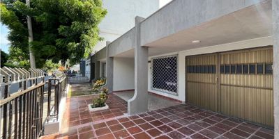 Vendo amolia casa ubicada en la hermosa ciudad de Cartagena de Indias, en el departamento de Bolívar. Esta propiedad cuenta con una amplia área de terreno de 405 metros cuadrados y una construcción de 207 metros cuadrados, ideal para aquellos que buscan un hogar amplio y espacioso.

La casa cuenta con 4 amplias alcobas, perfectas para acomodar a toda tu familia e incluso recibir invitados. Además, cuenta con 3 baños completos, uno de ellos ubicado en la habitación principal, proporcionando comodidad e intimidad.

Uno de los mayores atractivos de esta propiedad es su garaje privado, perfecto para resguardar tu vehículo y brindarte seguridad y tranquilidad. Eliminarás la preocupación de buscar un lugar para estacionar en una zona tan concurrida como lo es Cartagena de Indias.

En cuanto a las características internas de la casa, podrás disfrutar de todos los servicios básicos, como agua, luz y gas domiciliario, sin preocupaciones ni inconvenientes. Además, cuenta con un baño auxiliar para mayor comodidad y una habitación de servicio para aquellos que lo requieran.

Pero no solo eso, la ubicación de esta propiedad es inmejorable. Se encuentra en una zona residencial tranquila y segura, con un acceso pavimentado y cercana a parques y transporte público, lo que facilita tus desplazamientos y te brinda la oportunidad de disfrutar de áreas verdes y espacios recreativos cercanos.

No pierdas la oportunidad de adquirir esta casa en una de las ciudades más turísticas y hermosas de Colombia. Contáctanos y agenda una visita para conocer este inmueble lleno de potencial y oportunidades para tu familia.
