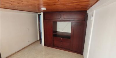 Si buscas un lugar acogedor y con excelente ubicación, este hermoso apartamento en venta es la oportunidad perfecta para ti. Ubicado en la ciudad de Bogotá D.C., en el departamento de Cundinamarca, cuenta con todas las características necesarias para convertirse en tu nuevo hogar.

Con un área total de 52 M2, este apartamento ofrece un espacio amplio y bien distribuido. Cuenta con 2 alcobas ideales para acomodar a toda tu familia o utilizar una como espacio de trabajo o estudio. Además, cuenta con 1 baño completo, perfecto para satisfacer las necesidades de todos sus habitantes.

Esta propiedad está diseñada para brindarte todo el confort que necesitas en tu día a día. Por eso, cuenta con características internas que te permitirán disfrutar al máximo de tu hogar. Una de ellas es que admite mascotas, lo que te permite compartir con tus amigos de cuatro patas sin preocupaciones.

Otro de los aspectos destacables de este apartamento es su diseño moderno y funcional. Cuenta con una hermosa barra estilo americano, que conecta la cocina y la sala de estar, lo que permite una mejor interacción entre sus habitantes. Además, cuenta con clósets para mantener tus pertenencias organizadas y una amplia cocina integral equipada con todo lo necesario para preparar tus platillos favoritos.

Otra ventaja de este inmueble son sus características externas, que te permiten tener acceso a servicios y comodidades sin tener que recorrer largas distancias. Entre ellas se destacan su acceso pavimentado, centros comerciales cercanos, circuito cerrado de televisión para mayor seguridad, colegios y universidades de prestigio, parques ideales para compartir en familia y transporte público a pocos metros de distancia.

Además, forma parte de una urbanización cerrada que cuenta con zonas deportivas para que puedas mantenerte activo, hermosas zonas verdes donde podrás relajarte y disfrutar de la naturaleza y acceso con tarjetas o dispositivos para un mayor control de ingreso