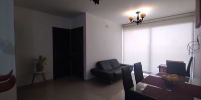 Apartamento amoblado en arriendo en Villa Santos, ubicado en unidad cerrada cerca centros comerciales, supermercados, parques. Cuenta con hall de acceso, sala comedor, estar de tv, dos habitaciones, dos baños, cocina integral con mesón en granito, pisos en porcelanato, zona de ropas. En conjunto cerrado zonas verdes, salon comunal, piscina, vigilancia y portería 24 horas.